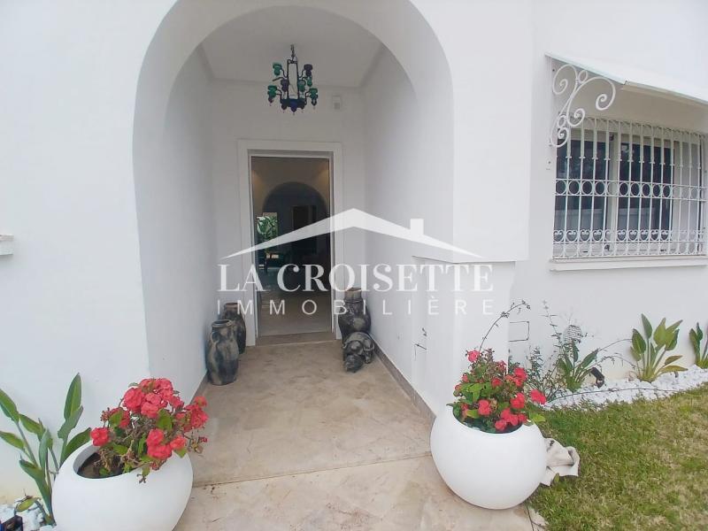 Villa meublée S+3 avec piscine et studio indépendant à Gammarth